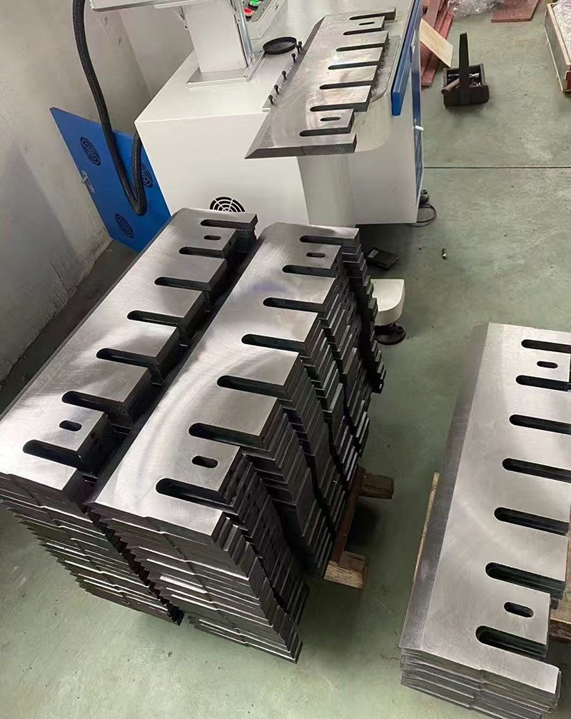Producci&oacute;n en lotes de cuchillas de trituradora de madera de acero A8B de alta resistencia apiladas ordenadamente en el taller de fabricaci&oacute;n de AlasMachinery