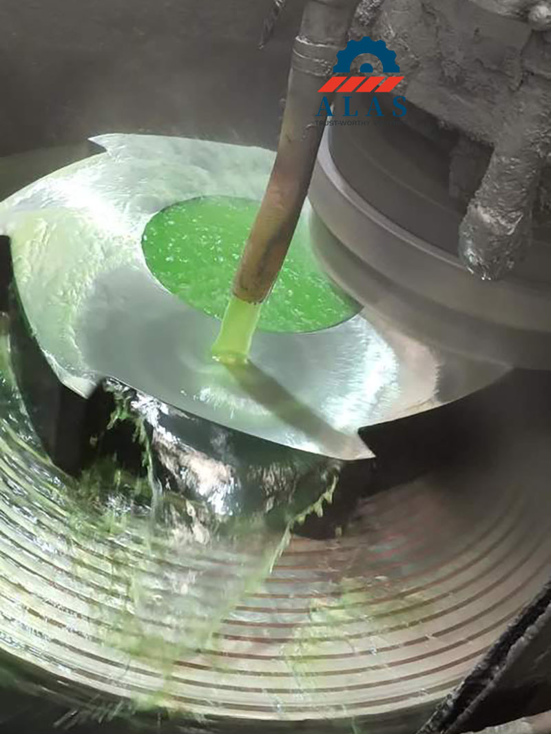 Proceso de rectificado y afilado de superficies de precisi&oacute;n de la cuchilla trituradora de doble eje ALAS con l&iacute;quido refrigerante
