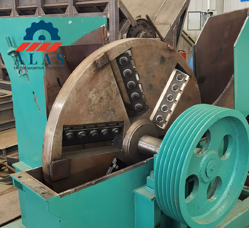 Volante de inercia de la trituradora de madera tipo disco que muestra las cuchillas de la trituradora instaladas