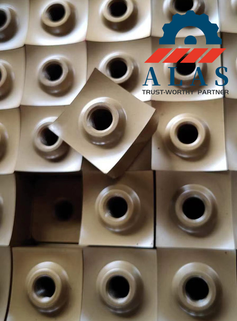 Fila de cuchillas trituradoras cuadradas de un solo eje con orificios centrales avellanados y bordes curvos para reciclaje de madera y pl&aacute;stico