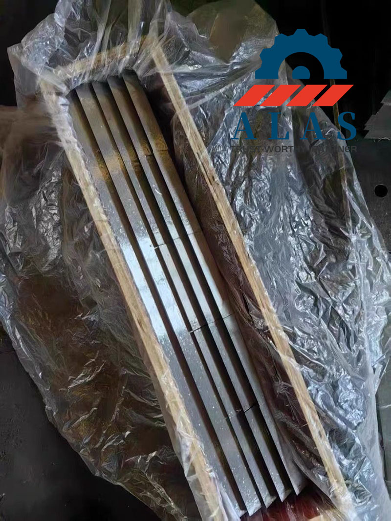 Cuchillas trituradoras de pl&aacute;stico de tiras largas y cuchillas granuladoras empaquetadas en una caja de madera de exportaci&oacute;n apta para el mar con envoltorio impermeable de ALAS Machinery.