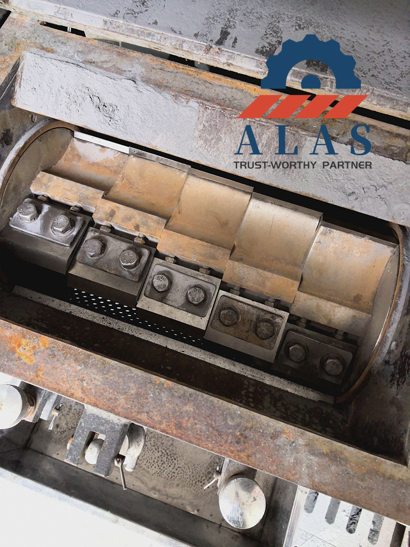 Cuchillas granuladoras de pl&aacute;stico escalonadas y cuchillas para moscas montadas en un rotor triturador de alta resistencia con una criba de clasificaci&oacute;n debajo