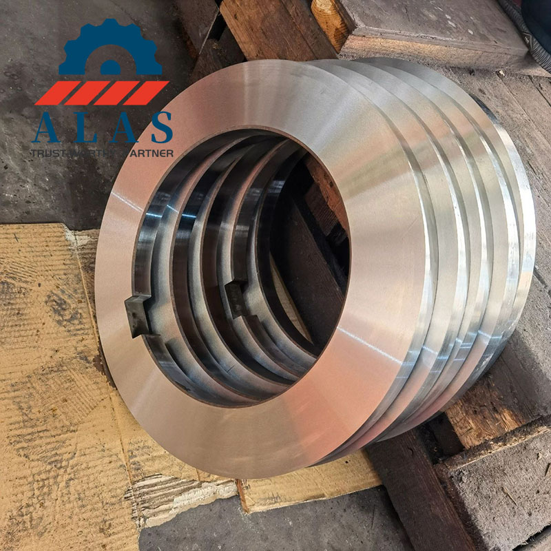 Cuchillas cortadoras circulares de acero D2 de alta precisi&oacute;n apiladas en el taller de la f&aacute;brica para la l&iacute;nea de procesamiento de bobinas de acero