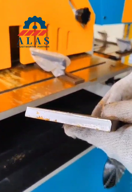 Resultado de corte limpio y plano de una barra plana gruesa utilizando cuchillas de corte universales para herreros