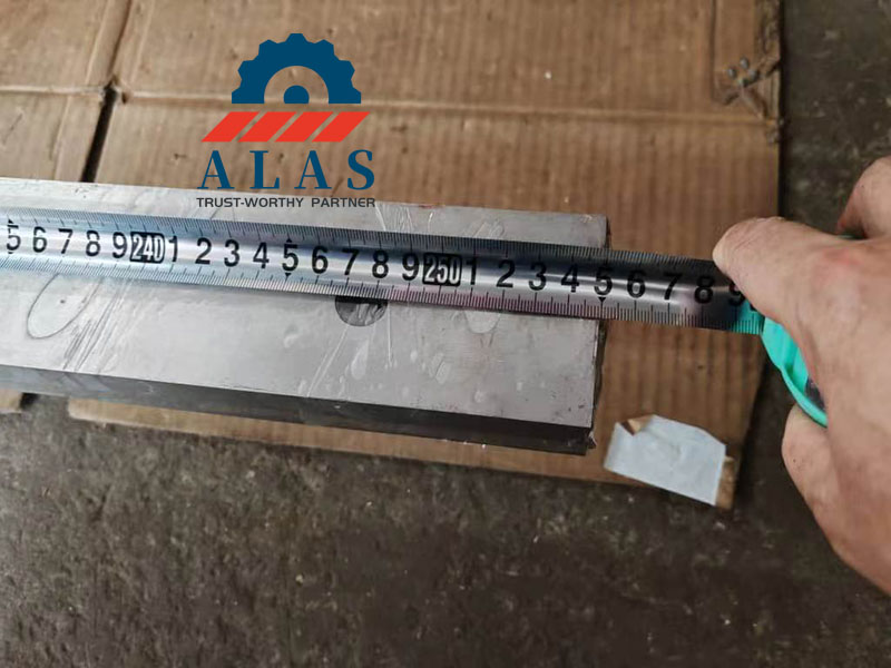 Medici&oacute;n de la tolerancia de longitud de una cuchilla de cizalla hidr&aacute;ulica con una cinta m&eacute;trica de acero durante la inspecci&oacute;n de f&aacute;brica
