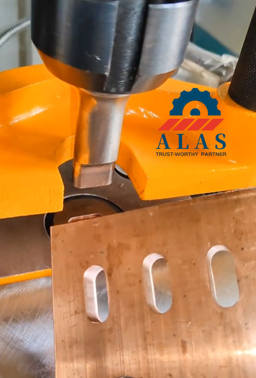 Orificios oblongos perfectos y sin rebabas perforados en una placa de metal con matrices de precisi&oacute;n ALAS
