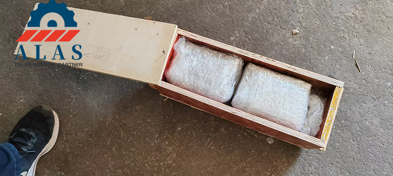 Cuchillas de la m&aacute;quina cortadora de barras de refuerzo envueltas en una pel&iacute;cula protectora de burbujas y aseguradas en una resistente caja de madera para env&iacute;os de exportaci&oacute;n internacional