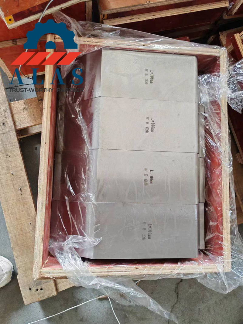Herramientas para plegadoras seccionales con especificaciones estampadas empaquetadas en una caja de madera para su env&iacute;o. 