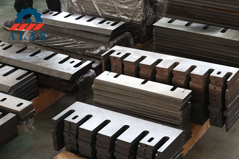 Stock a granel de cuchillas trituradoras industriales en f&aacute;brica