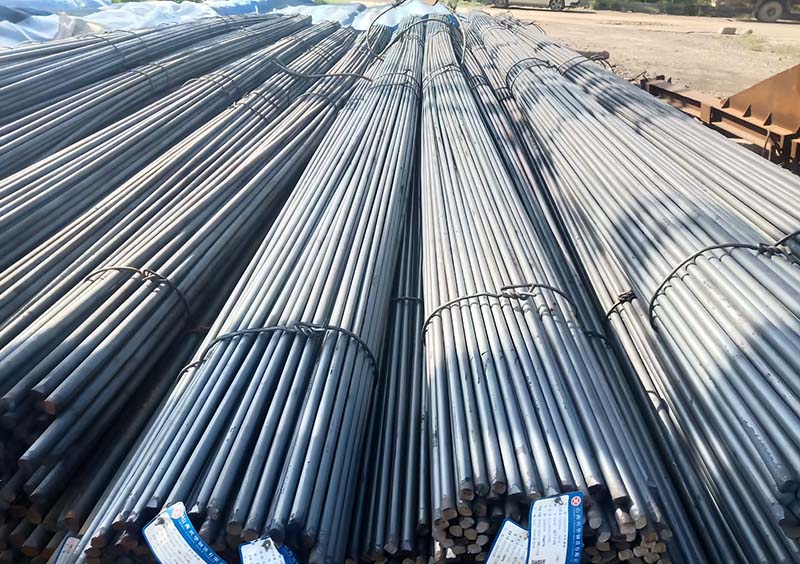 Paquetes de barras de refuerzo de acero estructural rastreables con etiquetas oficiales de identificaci&oacute;n de materiales en el sitio