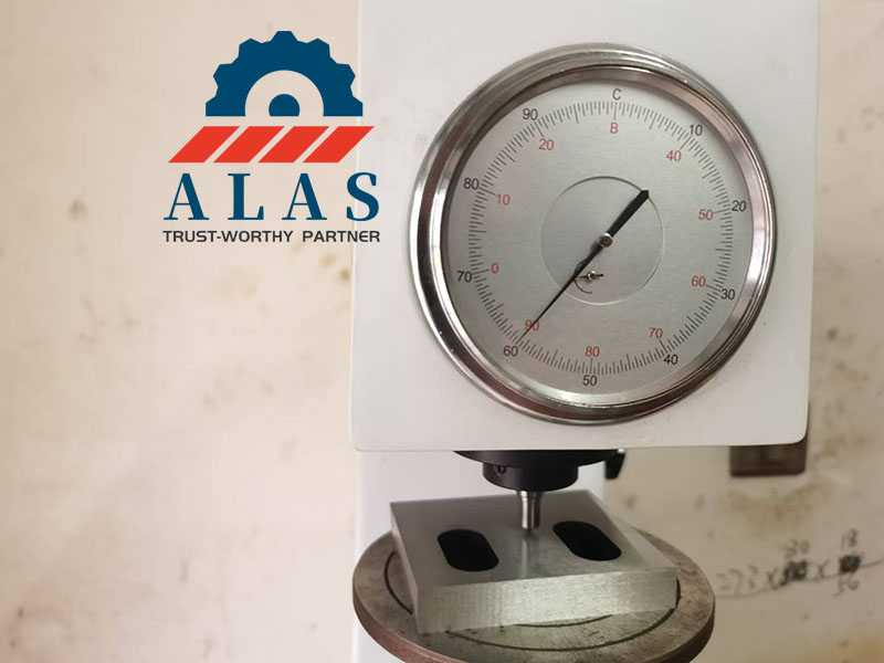 Estrictas pruebas de dureza Rockwell e inspecci&oacute;n metal&uacute;rgica para cuchillas trituradoras de acero para herramientas DC53