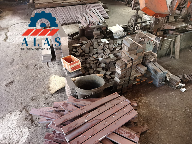 Secci&oacute;n de corte y corte de barras de acero en bruto en una f&aacute;brica de fabricaci&oacute;n de cuchillas de corte de barras de refuerzo