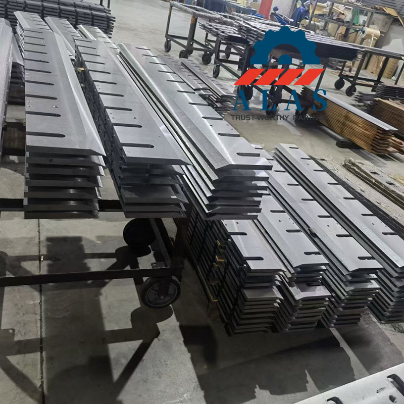 Producci&oacute;n en masa de cuchillas largas para trituradoras de madera de alta resistencia en el taller de fabricaci&oacute;n directa de la f&aacute;brica de ALAS