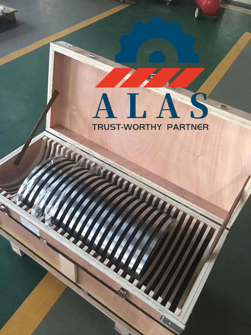 Cuchillas cortadoras rotativas personalizadas aseguradas en una caja de madera de exportaci&oacute;n personalizada y resistente con ranuras divisorias de seguridad para evitar que se astillen durante el transporte