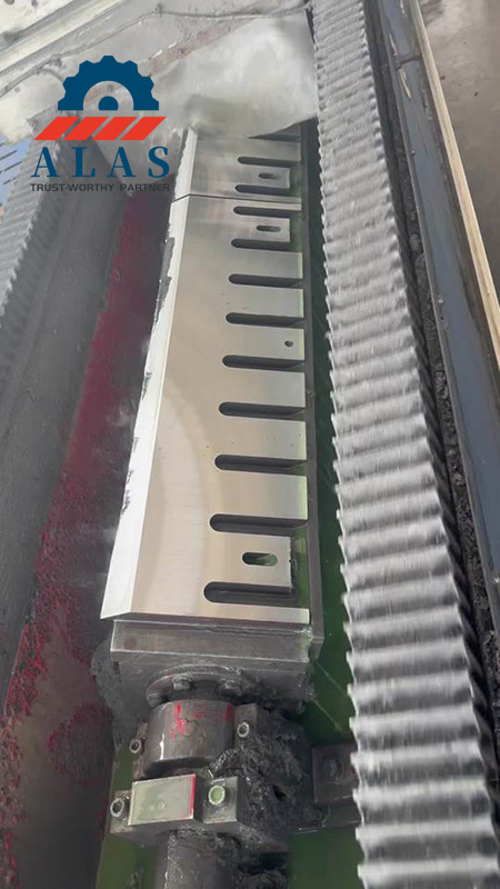 Proceso de rectificado de superficies de precisi&oacute;n de cuchillas trituradoras de madera de alta resistencia en una m&aacute;quina rectificadora de p&oacute;rtico CNC en Nanjing ALAS Machinery