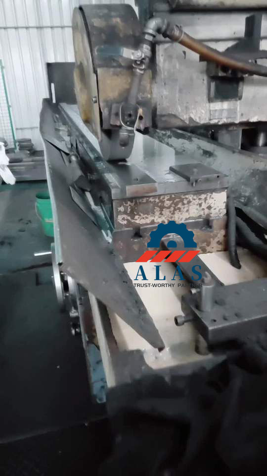 Proceso de rectificado de superficies de ultraprecisi&oacute;n CNC para lograr tolerancias estrictas en cuchillas industriales