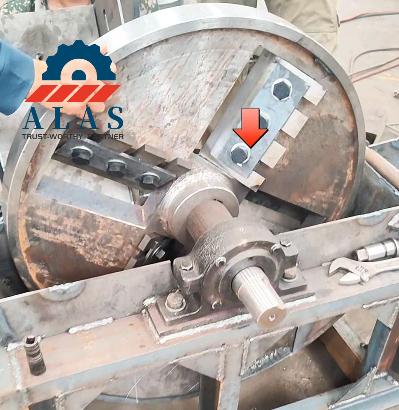 Instalaci&oacute;n de precisi&oacute;n de cuchillas de corte giratorias de repuesto en un conjunto de cabezal de corte de disco de una trituradora de madera