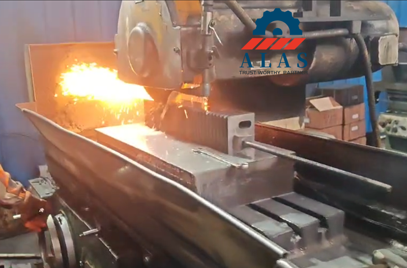 Proceso de rectificado de superficies de precisi&oacute;n para cuchillas de trituradoras industriales en f&aacute;brica