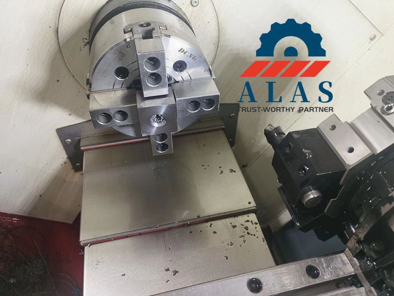 Configuraci&oacute;n de torneado de precisi&oacute;n de m&aacute;quina de torno CNC para cuchillas trituradoras de acero para herramientas DC53 en la f&aacute;brica de Alas