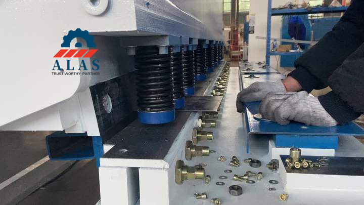 Cizalla de guillotina de alta resistencia ALAS instalada en una cizalla hidr&aacute;ulica para fabricaci&oacute;n de metales