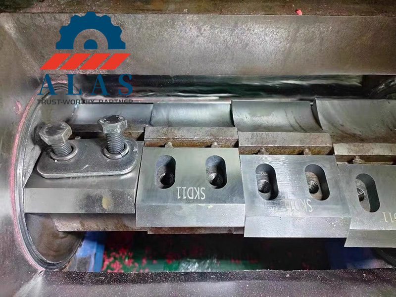 Cuchillas trituradoras de pl&aacute;stico SKD-11 instaladas en un rotor granulador