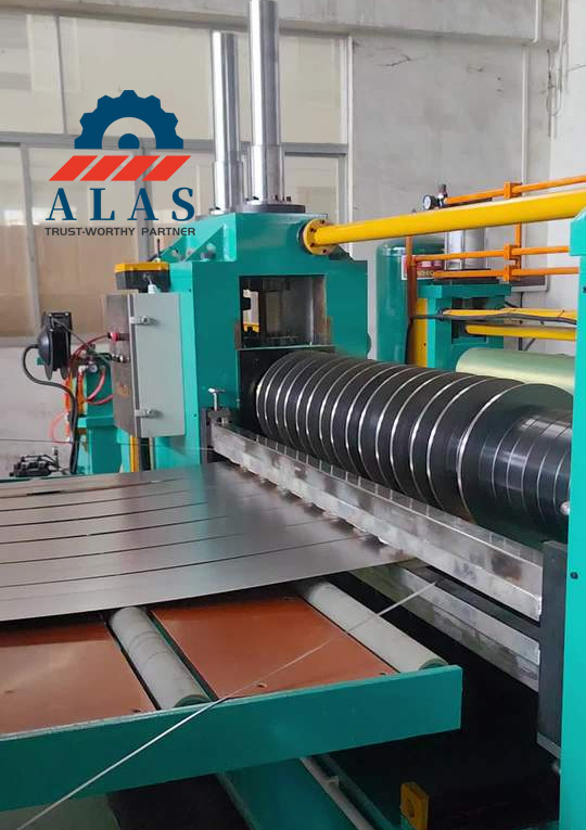 Cuchillas cortadoras circulares de alta precisi&oacute;n instaladas en una m&aacute;quina cortadora de bobinas de metal industrial que corta l&aacute;minas de acero